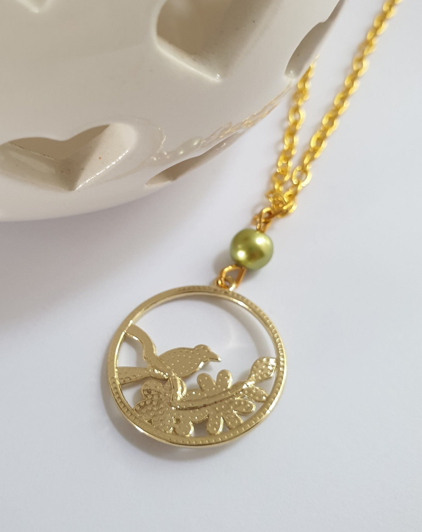 Gold Tone Bird and Flowers Circle Pendant Necklace. Bird Jewellery, Bird Jewelry